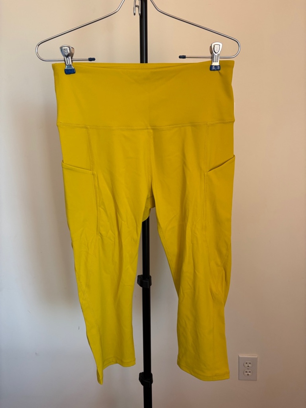 High-Waist Yellow Capri Leggings with Side Pockets